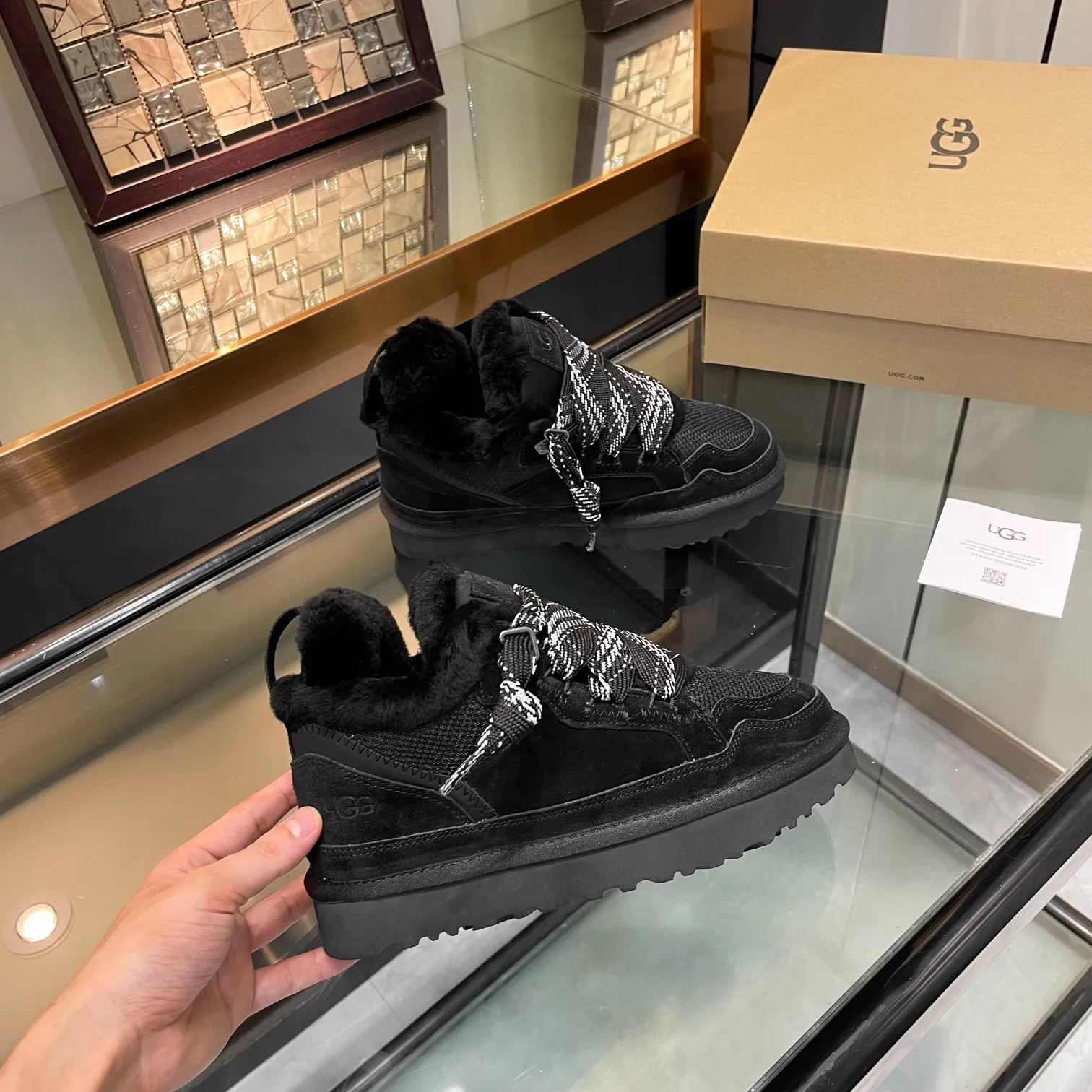 Men's shoes for P580! UGG~25vs popular platform thick-soled casual shoes series... [Round-toe thick-soled casual shoes] A shoe that does not clash with shirts, simple partition design ➕ spotted outsole, silk curls on the upper, a must-have for autumn and winter, can be worn with any pants or skirt, very comfortable and beautiful on the feet... ❶Material: Original customized cow ➕Breathable mesh ❷Inner lining: Original customized wool ❸ Foot pads: Original customized sheepskin ❹Outsole: Original molded wear-resistant velvet foam outsole ❺Number of codes: 35-41 ❻Packaging: Original full set of packaging ☀Color: Official website updated simultaneously